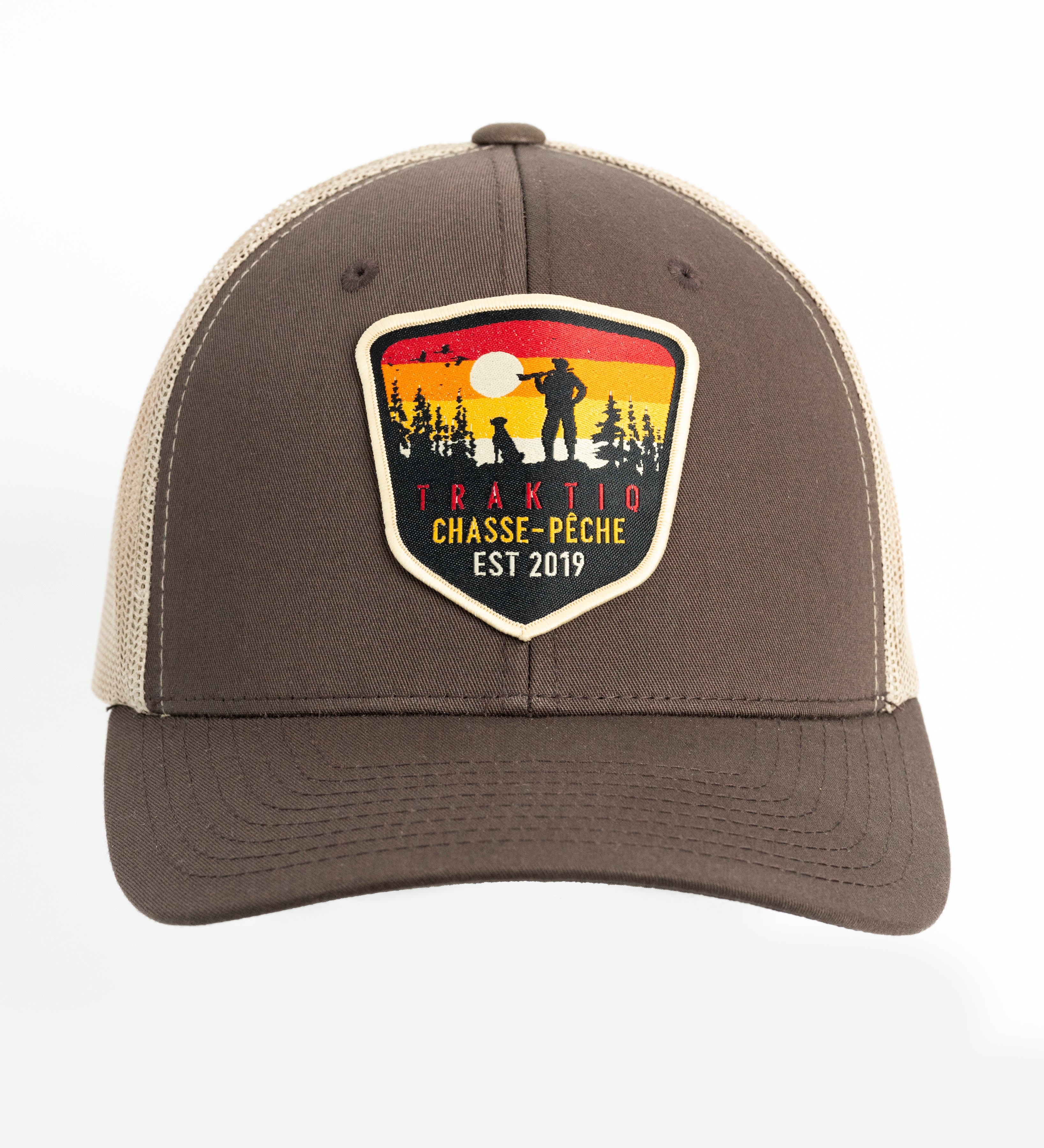 Casquette brune et beige avec écusson chasse avec chien