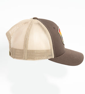 Casquette brune et beige avec écusson chasse avec chien