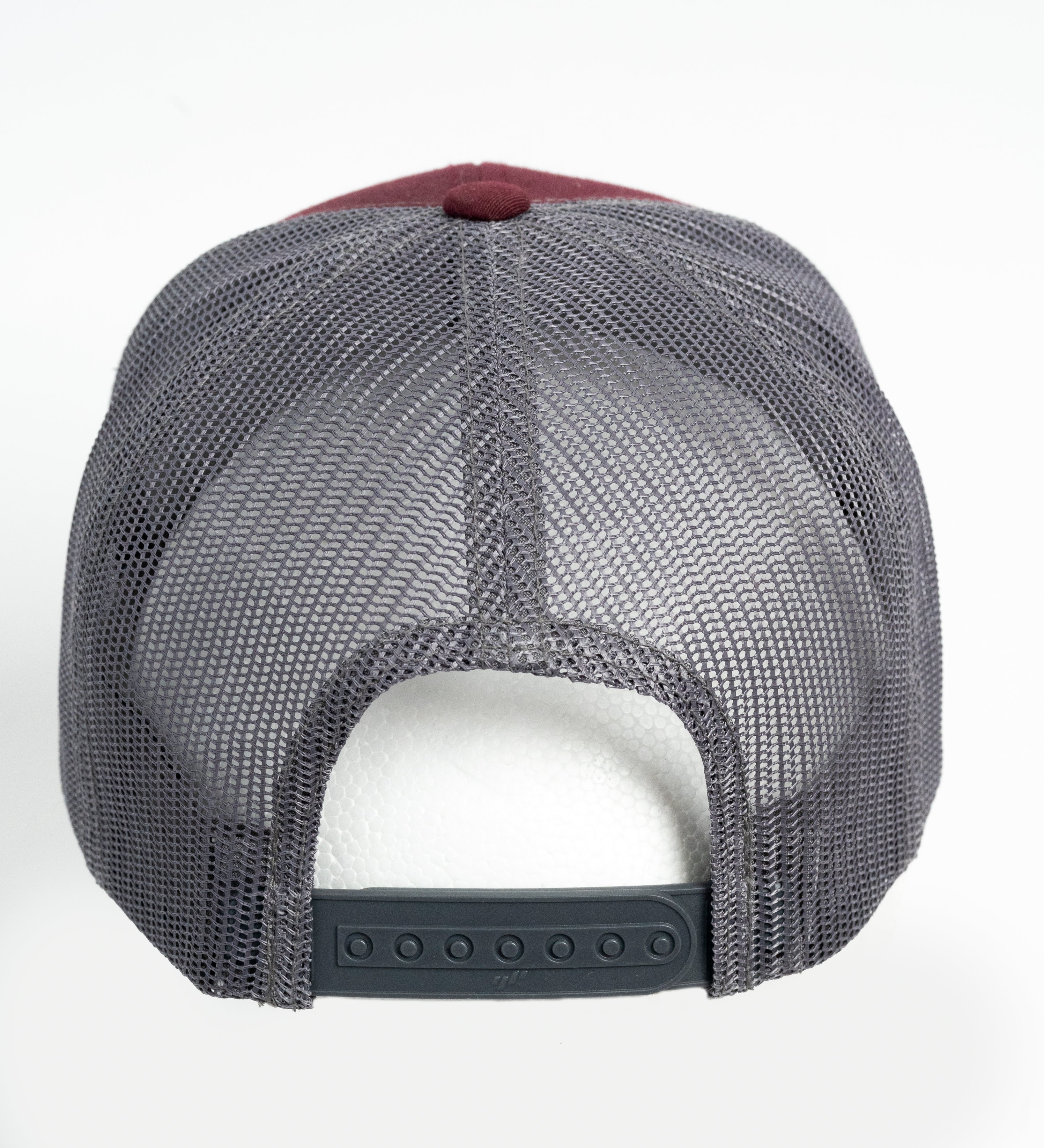 Casquette bourgogne et gris avec écusson chasse avec chien