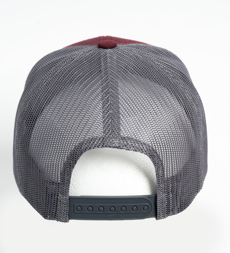 Casquette bourgogne et gris avec écusson chasse avec chien