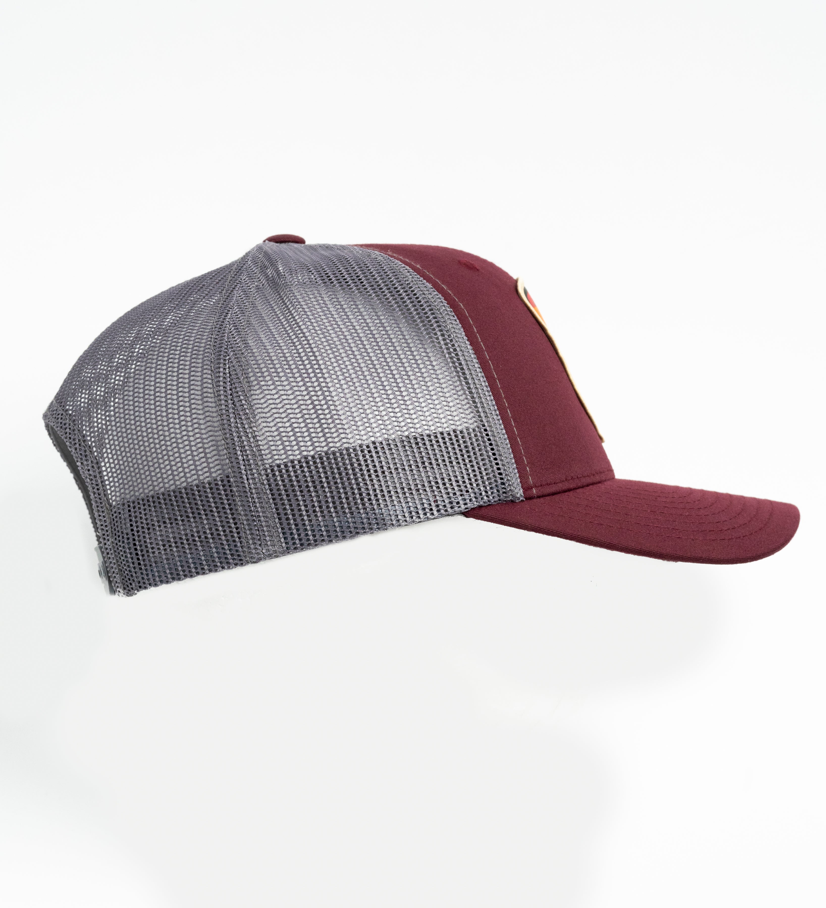 Casquette bourgogne et gris avec écusson chasse avec chien