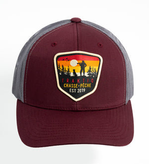 Casquette bourgogne et gris avec écusson chasse avec chien